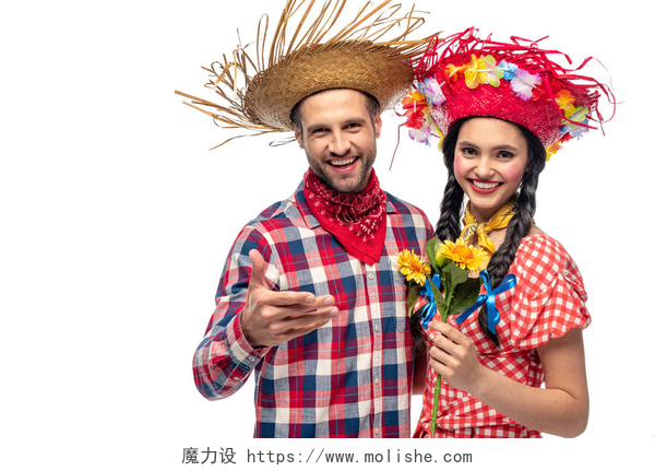 穿着格子衣服带帽子的年轻夫妻开朗的男人和年轻女子在节日的衣服与向日葵隔离在白色